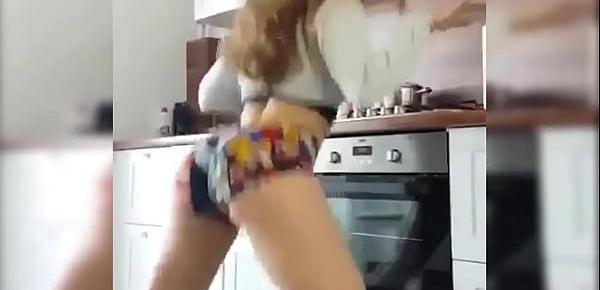  Nalgona baile muy sexy en la cocina